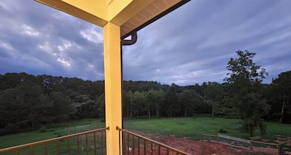Charming 3-bedroom farmhouse in wonderful Seneca with Sunset views over the farm