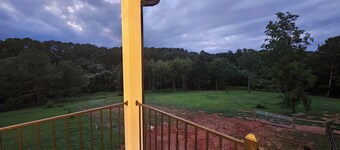 Charming 3-bedroom farmhouse in wonderful Seneca with Sunset views over the farm