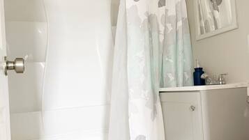 Secador de pelo, bidé, jabón y champú