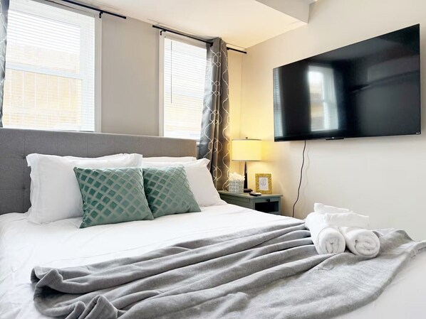 2 bedrooms, desk, iron/ironing board, WiFi