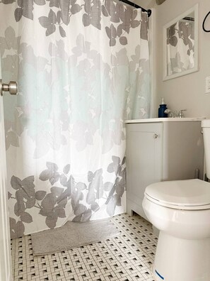 Haartrockner, Bidet, Seife, Shampoo