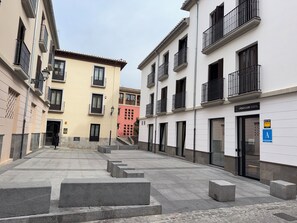 Front of property - Urban Cube Hostel Granada (Granada)
