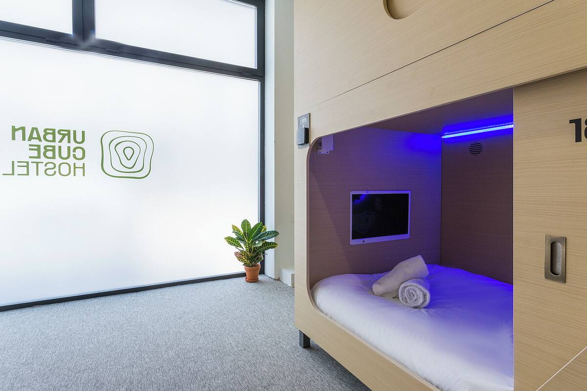 Single Capsule | Laptop workspace, free WiFi