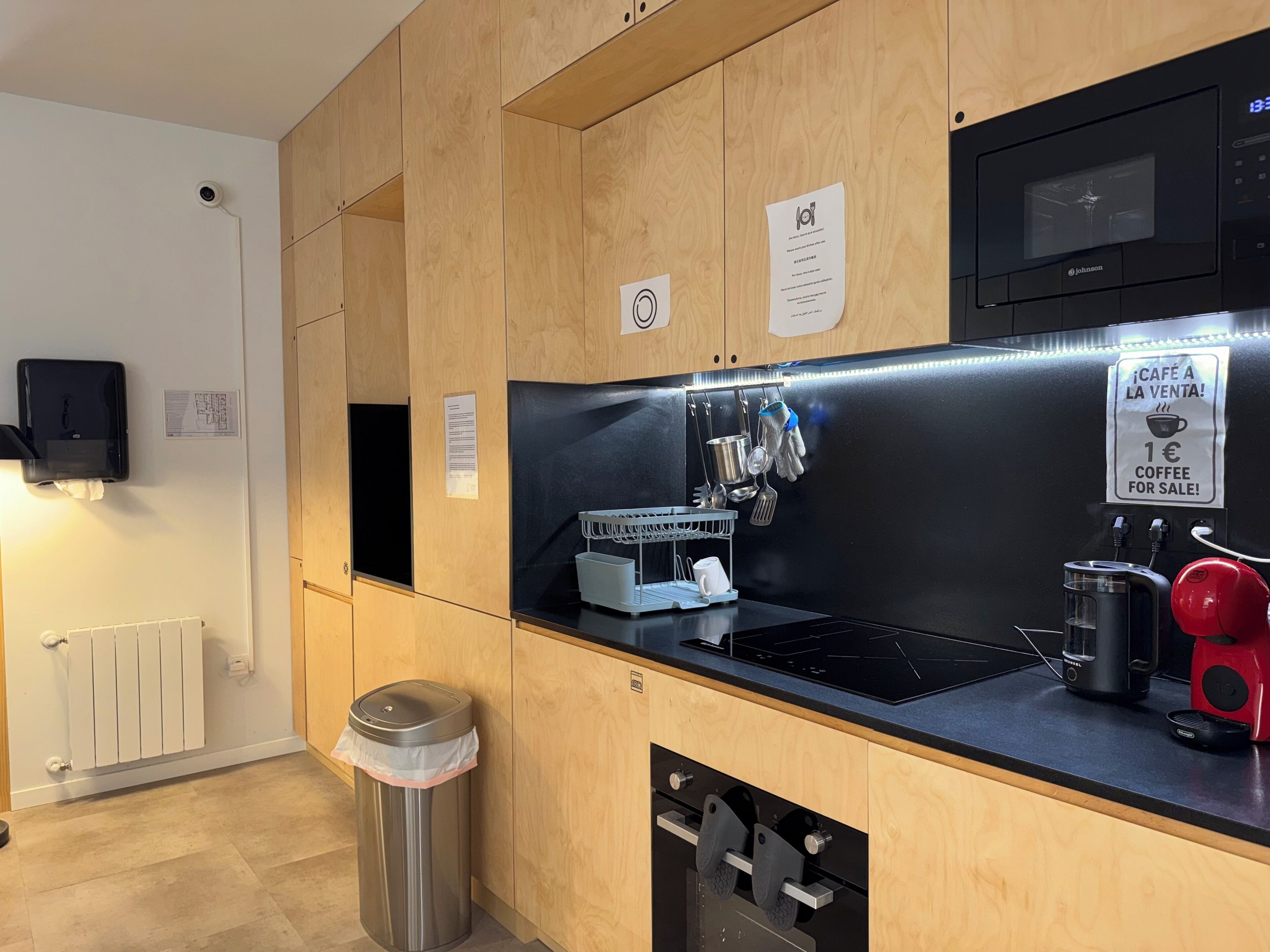 Full-sized fridge, microwave, oven, stovetop