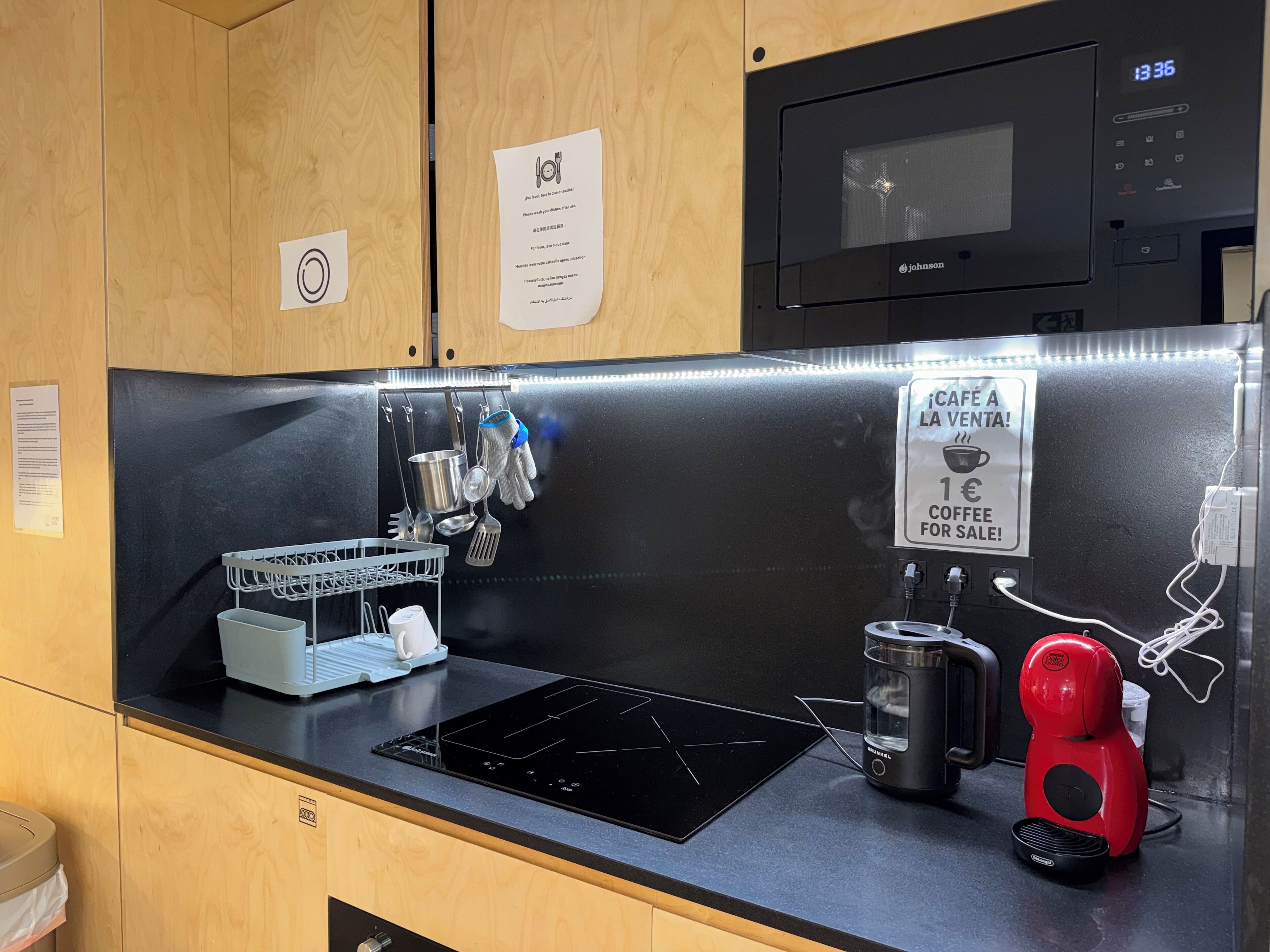 ثلاجة/مجمد بحجم كبير، ميكروويف، فرن، موقد طهي مسطح