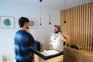 Reception - Urban Cube Hostel Granada (Granada)