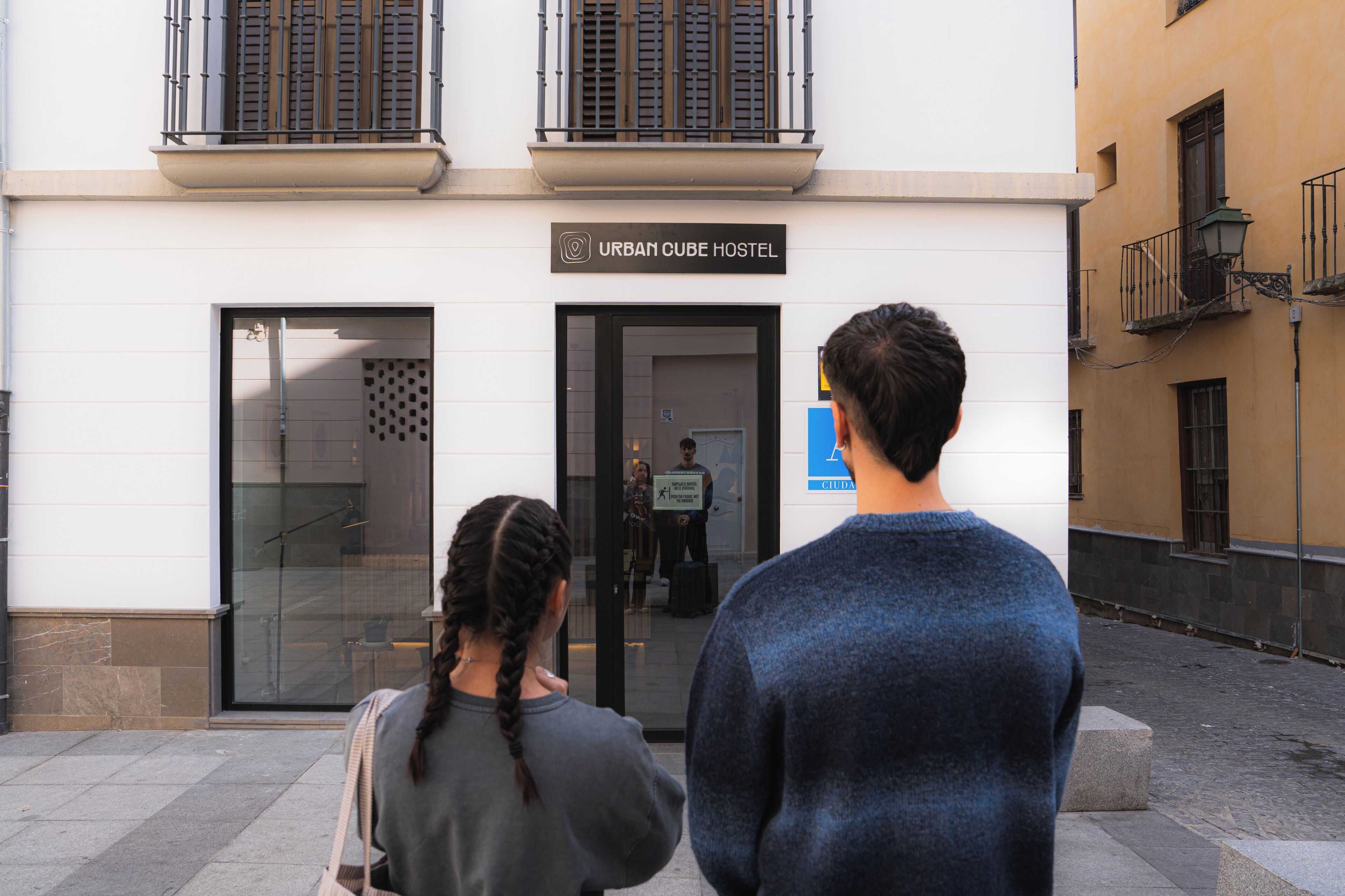Exterior del hostal Urban Cube, con un cartel que indica su nombre.