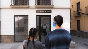 Exterior del hostal Urban Cube, con un cartel que indica su nombre.