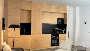 Refrigerador con freezer, microondas, horno, placa de cocina
