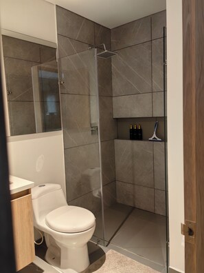 Hiustenkuivaaja, pyyhkeet, saippua, vessapaperi