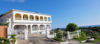 Coastal Comfort in St. Andrew – 3-Bedroom Apartment by the Sea