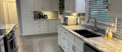 Mikrowelle, Ofen, Herdplatte, Geschirrspüler