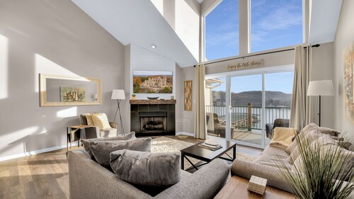 Newly remodeled 4BDR/3BA modern condo with 12x28 BOAT SLIP