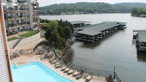 Un hotel con piscina, muelle y vista al lago.