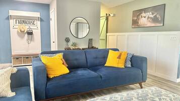 Una televisión, una chimenea