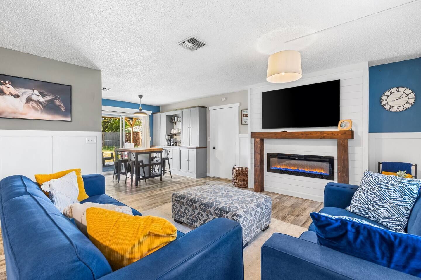 Televisión y chimenea 