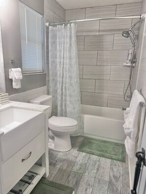 Een haardroger, een bidet, handdoeken, zeep