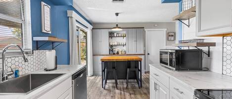 Micro-ondes, four, plaque de cuisson, lave-vaisselle