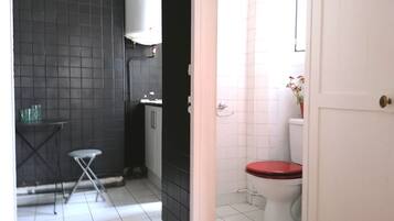 Sèche-cheveux, serviettes fournies, savon, papier toilette