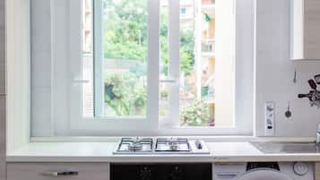 Een microgolfoven, een oven, een koffiezetapparaat/waterkoker