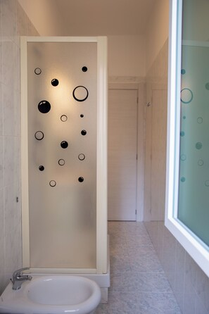 Douche, sèche-cheveux, bidet, serviettes fournies
