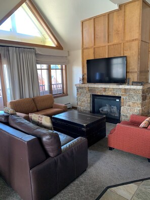 TV, fireplace - Fabulous 3-bedroom/ 3 Bathroom condo with fitness room in Breckenridge, Colorado (Breckenridge)