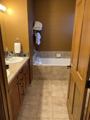 Shower, jetted bath, hair dryer, towels - Fabulous 3-bedroom/ 3 Bathroom condo with fitness room in Breckenridge, Colorado (Breckenridge)
