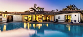 Modern 2BR Fort Myers Condo Pool, BBQ & Near Beaches