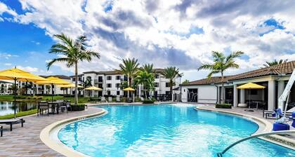 Modern 2BR Fort Myers Condo Pool, BBQ & Near Beaches