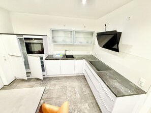 Micro-ondes, four, plaque de cuisson, lave-vaisselle