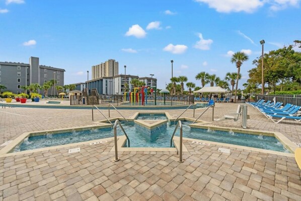 من حمّامات السباحة المغطاة، حمّام سباحة خارجي