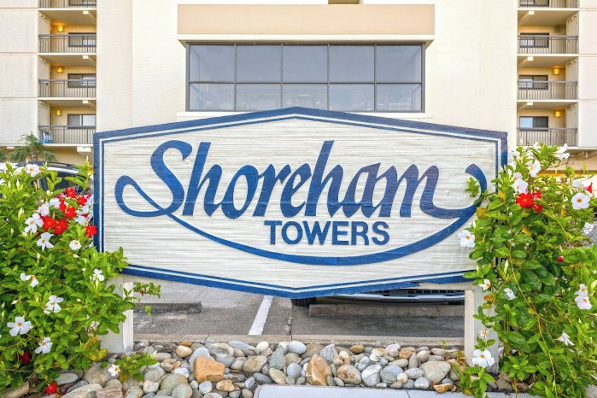 Señal para Shoreham Towers con un diseño sencillo y limpio.
