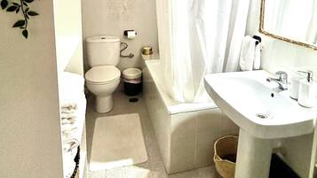 Secadora de cabello, bidet, toallas, jabón