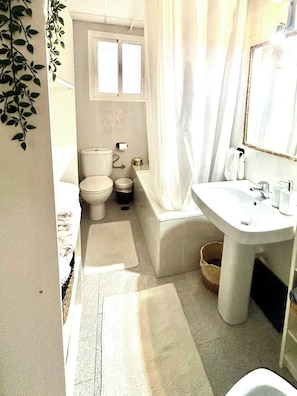 SĂšche-cheveux, bidet, serviettes fournies, savon