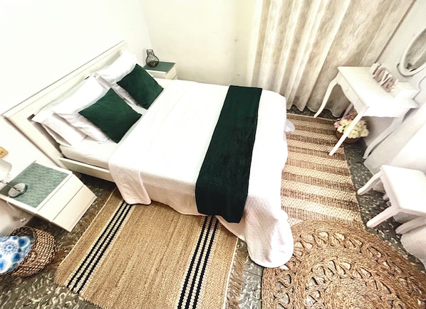 2 bedrooms, iron/ironing board, Internet, bed sheets