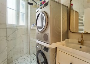 Secador de cabelo, toalhas de banho, sabonete, papel higiênico