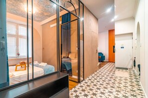 1 slaapkamer, een strijkplank/strijkijzer, gratis wifi, beddengoed