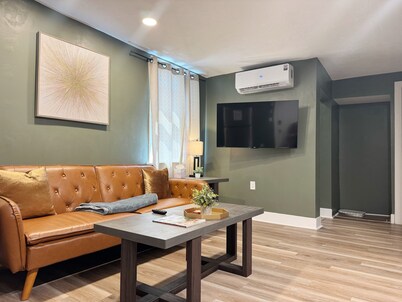 Chandler D - KING 1BD/1BA Apt near Downtown