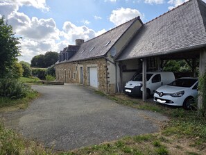 Property grounds - Breton house in the countryside (Pleudaniel)