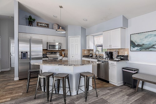 Tranquil 6-bedroom house with AC, heated pool, and plenty of space in Cape Coral