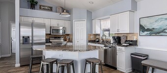 Tranquil 6-bedroom house with AC, heated pool, and plenty of space in Cape Coral