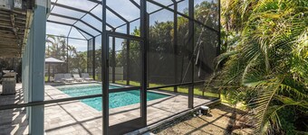 Tranquil 6-bedroom house with AC, heated pool, and plenty of space in Cape Coral