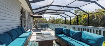 Tranquil 6-bedroom house with AC, heated pool, and plenty of space in Cape Coral