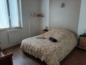 Iron/ironing board, WiFi, bed sheets