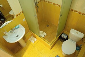 Douche, sèche-cheveux, serviettes fournies, savon