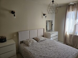 4 bedrooms, WiFi, bed sheets - SPACIOUS & COMFORTABLE house in MONTEUX, next to Parc Spirou and Wave Island. (Monteux)