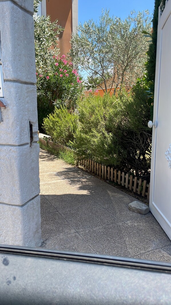 Property grounds - SPACIOUS & COMFORTABLE house in MONTEUX, next to Parc Spirou and Wave Island. (Monteux)