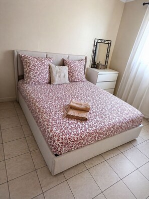 5 bedrooms, WiFi, bed sheets - SPACIOUS & COMFORTABLE house in MONTEUX, next to Parc Spirou and Wave Island. (Monteux)