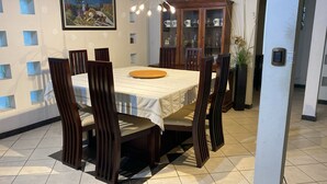 A dining area with a table set for four, surrounded by wooden chairs. - Rincon Regio - your stay in San Nicolas (San Nicolás de los Garza)