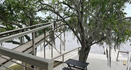 Quiet Waterfront camp15 minutes from Bay St. Louis. EXCELLENT family Reunions!